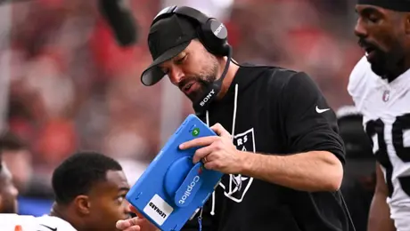 ¿Se queda Maxx Crosby? Las Vegas Raiders nombran a Rob Leonard como su nuevo Coordinador Defensivo
