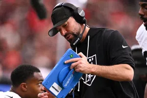 ¿Se queda Maxx Crosby? Las Vegas Raiders nombran a Rob Leonard como su nuevo Coordinador Defensivo