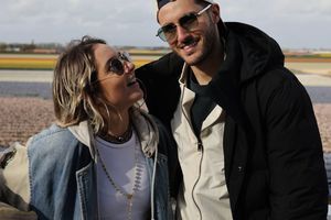 ¡Espectacular! Santiago Giménez y su esposa protagonizan momento romántico