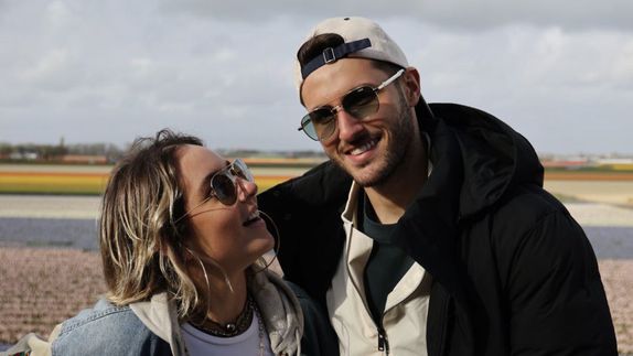 ¡Espectacular! Santiago Giménez y su esposa protagonizan momento romántico