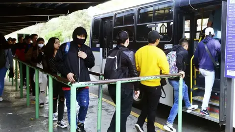 Estudiantes de universidades públicas en CDMX podrán recibir 1,500 pesos bimestrales para transporte./ RS