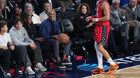 Michelle Obama y Barack Obama en el NBA All-Star Game | AP
