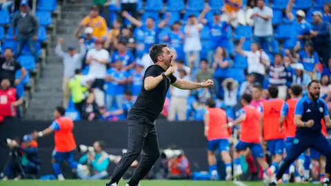 Larcamón en el área técncia celebrando el gol de Cruz Azul ante Tigres l IMAGO7