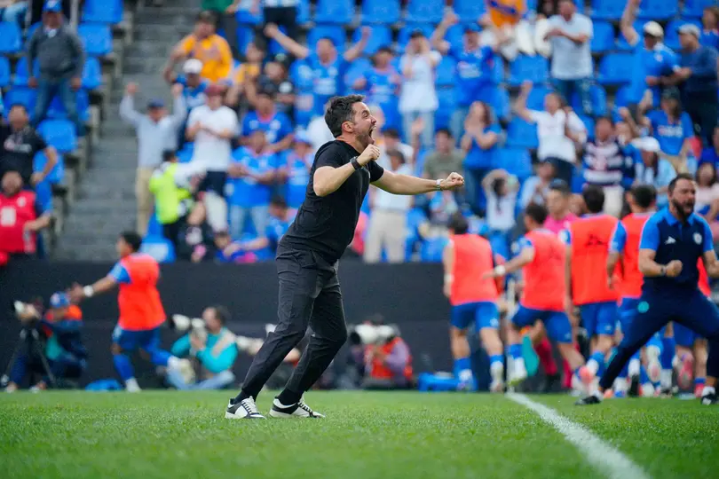 Larcamón en el área técncia celebrando el gol de Cruz Azul ante Tigres l IMAGO7