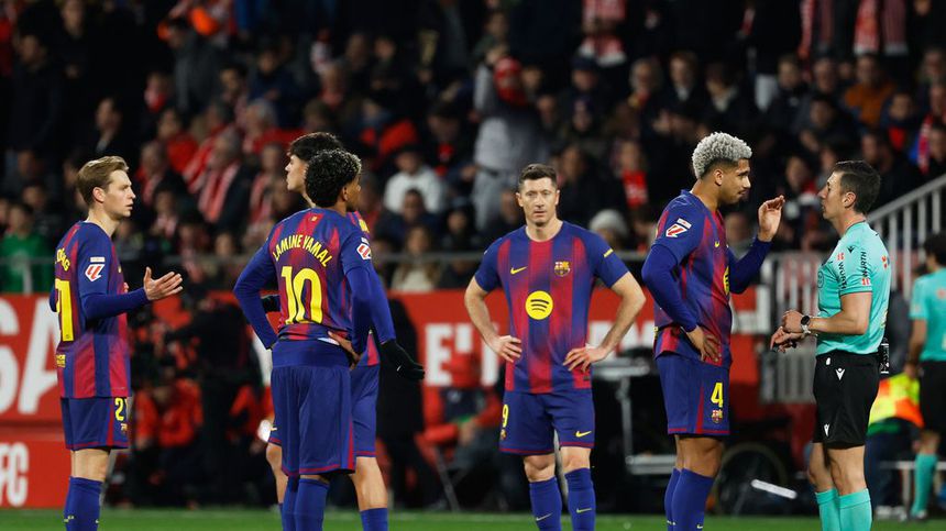 Jugadores de Barcelona en lamento tras la derrota contra Girona | AP