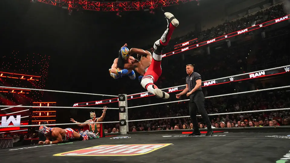 Los Grandes Americanos (abajo a la izquierda) reaccionando a una movida de Je'von Evans | wwe.com