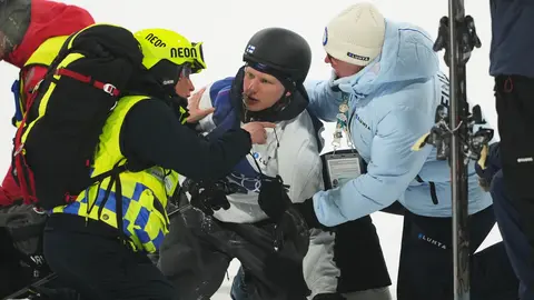 Elias Lajuunen es atendido por cuerpo médico en Milano-Cortina 2026 l AP