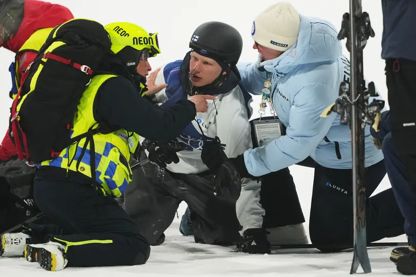 Elias Lajuunen es atendido por cuerpo médico en Milano-Cortina 2026 l AP