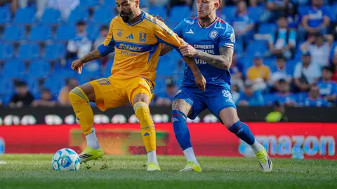 Rodrigo Aguirre y Piovi pelean el balón | IMAGO7