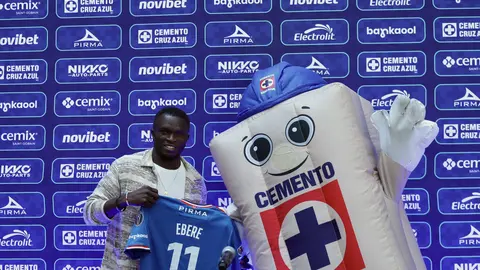 Ebere y Cruzazulito en la presentación del jugador ante los medios | GINA SÁNCHEZ