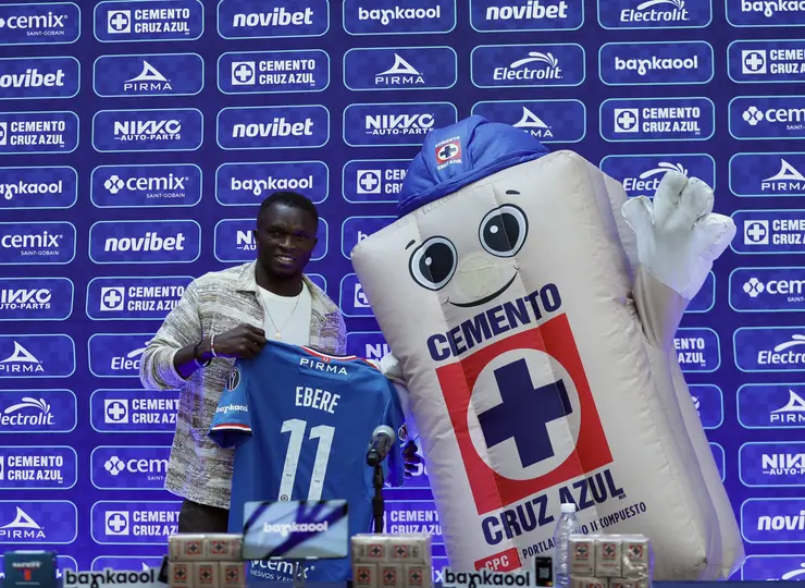 Ebere y Cruzazulito en la presentación del jugador ante los medios | GINA SÁNCHEZ