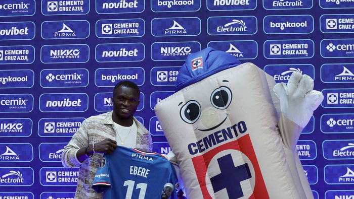 Ebere y Cruzazulito en la presentación del jugador ante los medios | GINA SÁNCHEZ