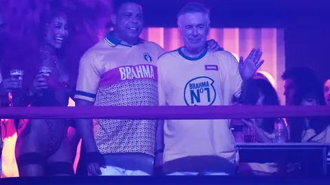Ronaldo junto a Ancelotti en el carnaval de Brasil | AP