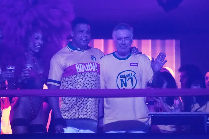 Ronaldo junto a Ancelotti en el carnaval de Brasil | AP
