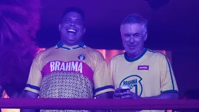 Carlo Ancelotti disfruta del Carnaval de Río junto a la leyenda Ronaldo Nazário