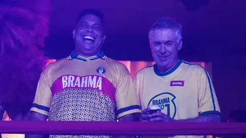 Ronaldo Nazário y Carlo Ancelotti en el carnaval de Rio | AP