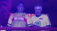 Carlo Ancelotti disfruta del Carnaval de Río junto a la leyenda Ronaldo Nazário