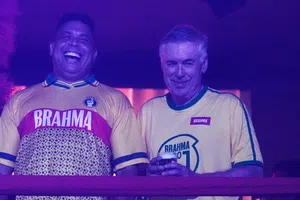 Carlo Ancelotti disfruta del Carnaval de Río junto a la leyenda Ronaldo Nazário