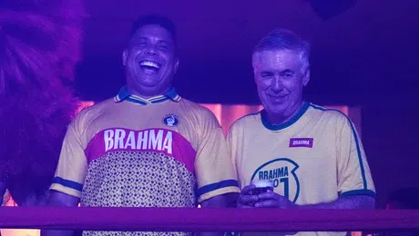 Carlo Ancelotti disfruta del Carnaval de Río junto a la leyenda Ronaldo Nazário