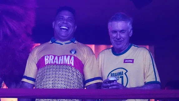 Carlo Ancelotti disfruta del Carnaval de Río junto a la leyenda Ronaldo Nazário
