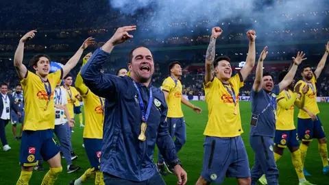 Jardine festeja con sus dirigidos el título del Apertura 2024. | MEXSPORT