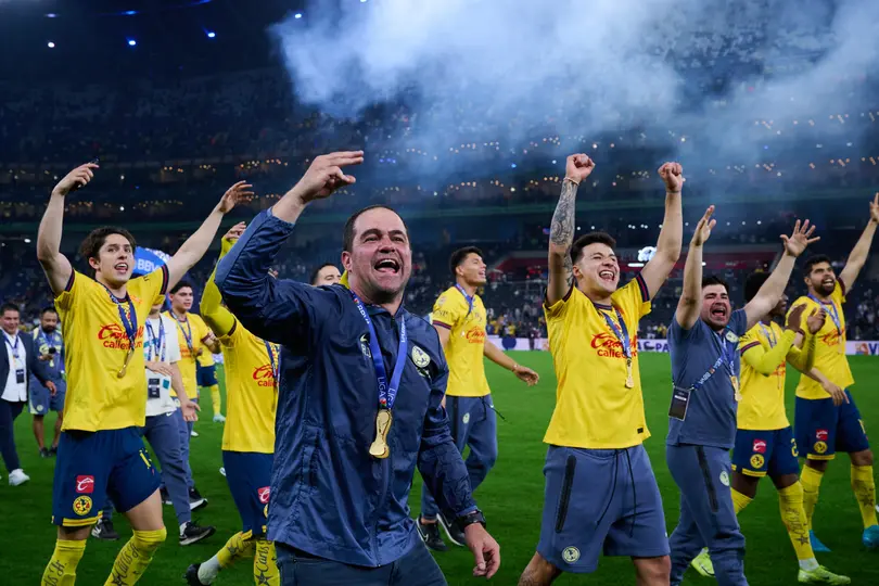 Jardine festeja con sus dirigidos el título del Apertura 2024. | MEXSPORT
