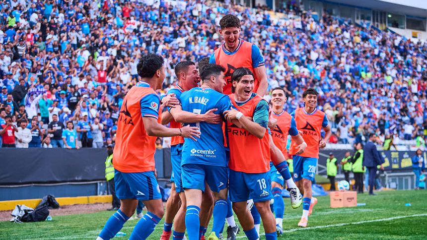 Jugadores de Cruz Azul celebran victoria ante Tigres en calidad de local | MEXSPORT