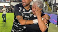 Neymar cumple sueño de abuelita en el futbol brasileño