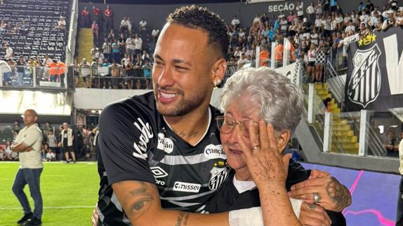 Neymar cumple sueño de abuelita en el futbol brasileño