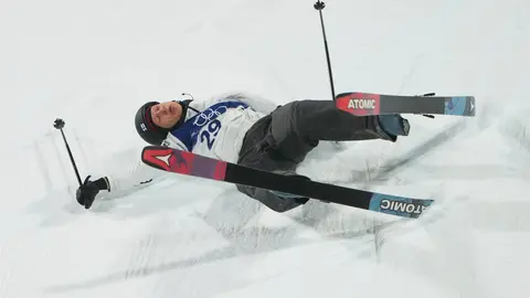Elias Lajuunen en su caída durante competición en Milano-Cortina 2026 l AP