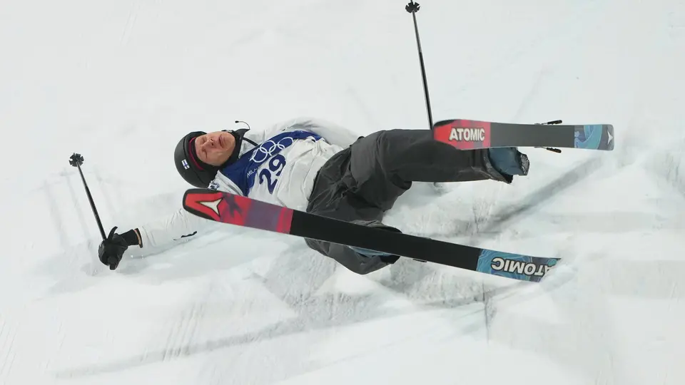 Elias Lajuunen en su caída durante competición en Milano-Cortina 2026 l AP