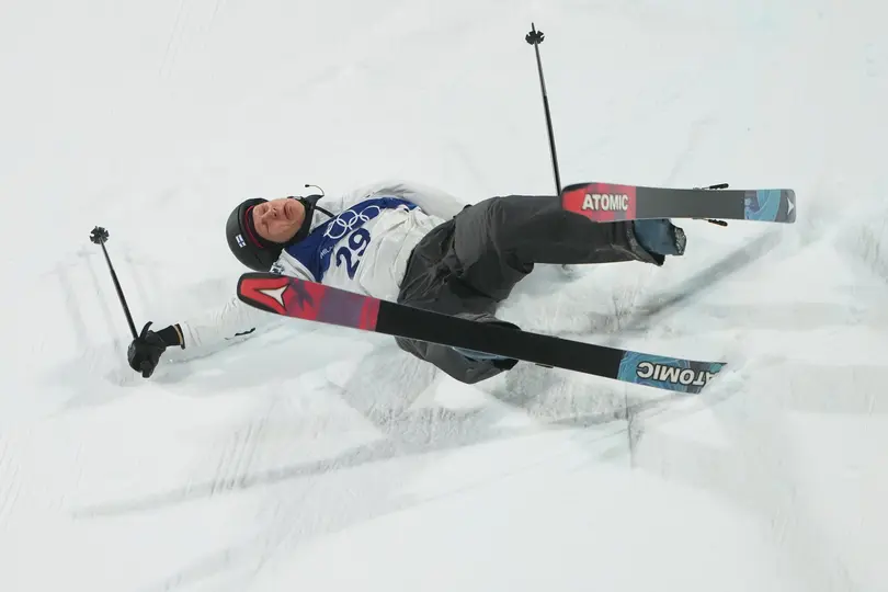 Elias Lajuunen en su caída durante competición en Milano-Cortina 2026 l AP