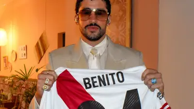 Bad Bunny posa con camiseta de River Plate en medio de presentaciones en Argentina