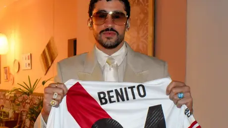 Bad Bunny posa con camiseta de River Plate en medio de presentaciones en Argentina