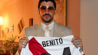 Bad Bunny posa con camiseta de River Plate en medio de presentaciones en Argentina