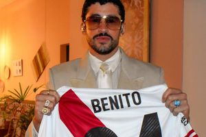 Bad Bunny posa con camiseta de River Plate en medio de presentaciones en Argentina