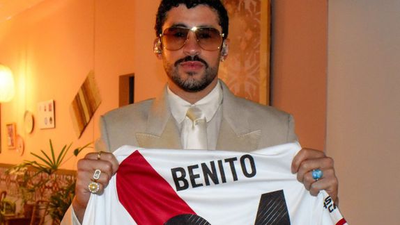Bad Bunny posa con camiseta de River Plate en medio de presentaciones en Argentina