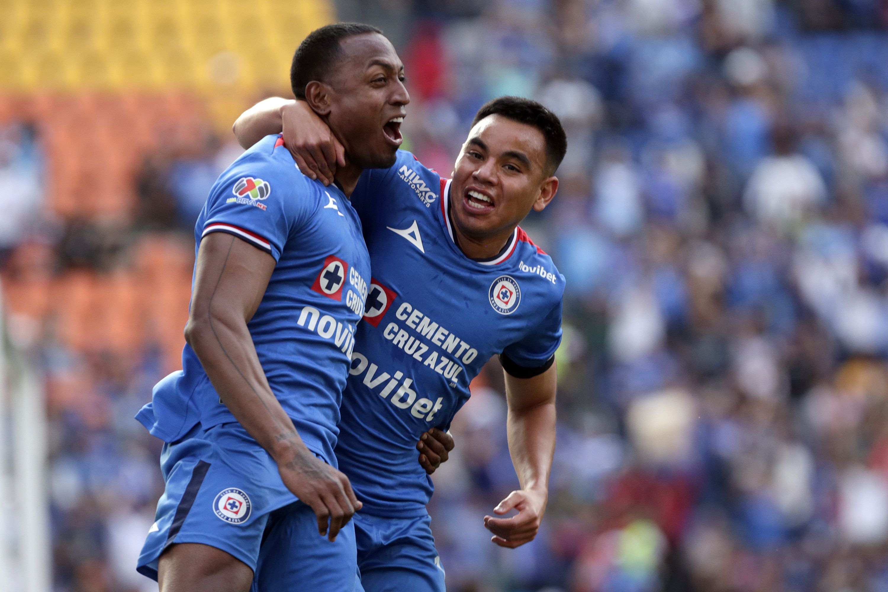 Willer Ditta y Charly Rodríguez festejan gol de Cruz Azul | IMAGO7