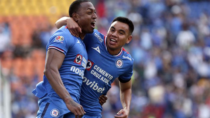 Willer Ditta y Charly Rodríguez festejan gol de Cruz Azul | IMAGO7