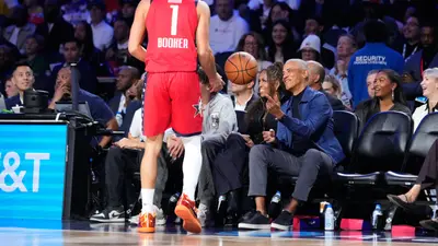 Barack Obama asiste al All-Star Game de la NBA y se lleva los reflectores