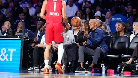 Barack Obama asiste al All-Star Game de la NBA y se lleva los reflectores