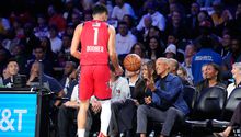 Barack Obama asiste al All-Star Game de la NBA y se lleva los reflectores