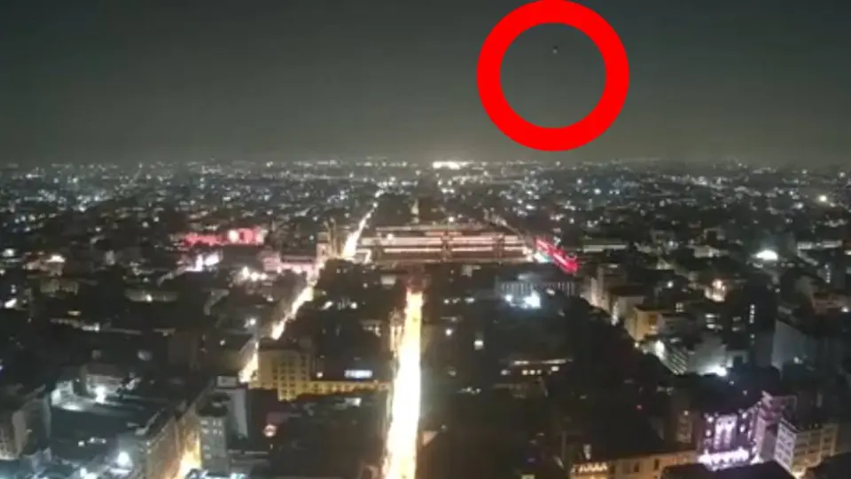 En el video aparece de la nada un objeto volado con forma de esfera/X: @webcamsdemexico