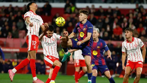Fermín López se enfrenta a Bryan Gil y Vitor Reis en el partido contra Girona | AP