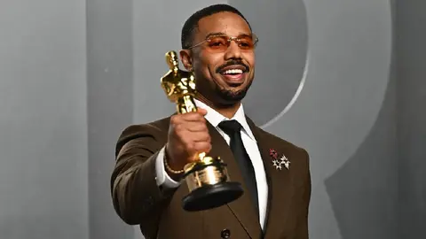 Michael B. Jordan conquistó su primer Premio Oscar por si trabajo en "Sinners"/AP