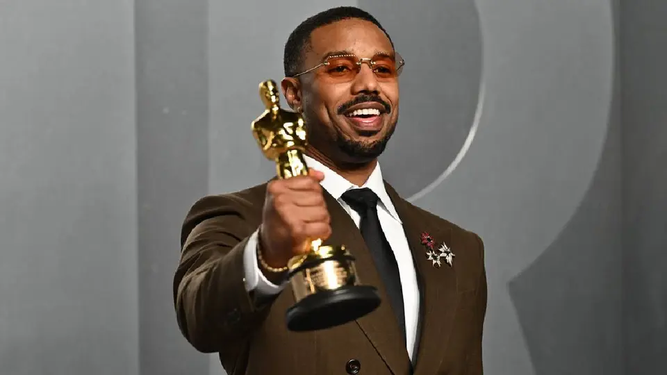 Michael B. Jordan conquistó su primer Premio Oscar por si trabajo en "Sinners"/AP