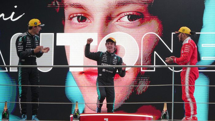 George Russell y Lewis Hamilton le aplauden a Kimi Antonelli en el podio del Gran Premio de China 2026 | AP