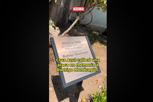 Cruz Azul Colocó Una Placa En Memoria De Aficionado Celeste Que Perdió La Vida En CU