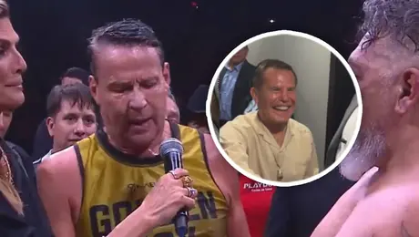 Alfredo Adame festeja con Julio César Chávez su victoria en Ring Royale