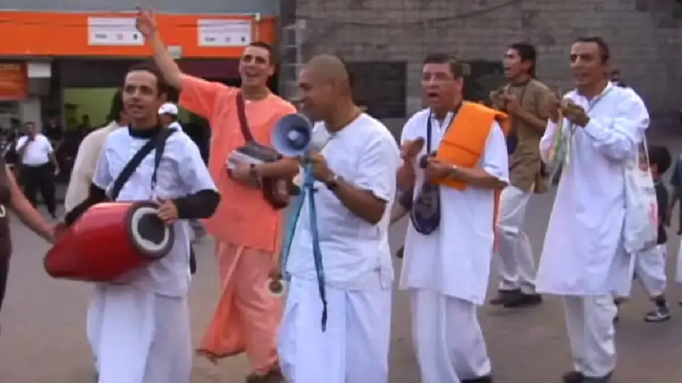 Integrantes del movimiento Hare Krishna trataron de mediar la situación